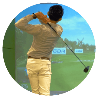 golfzonでプレイしている男性の写真